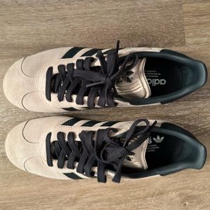 Adidas Gazelle in beige/navy blue